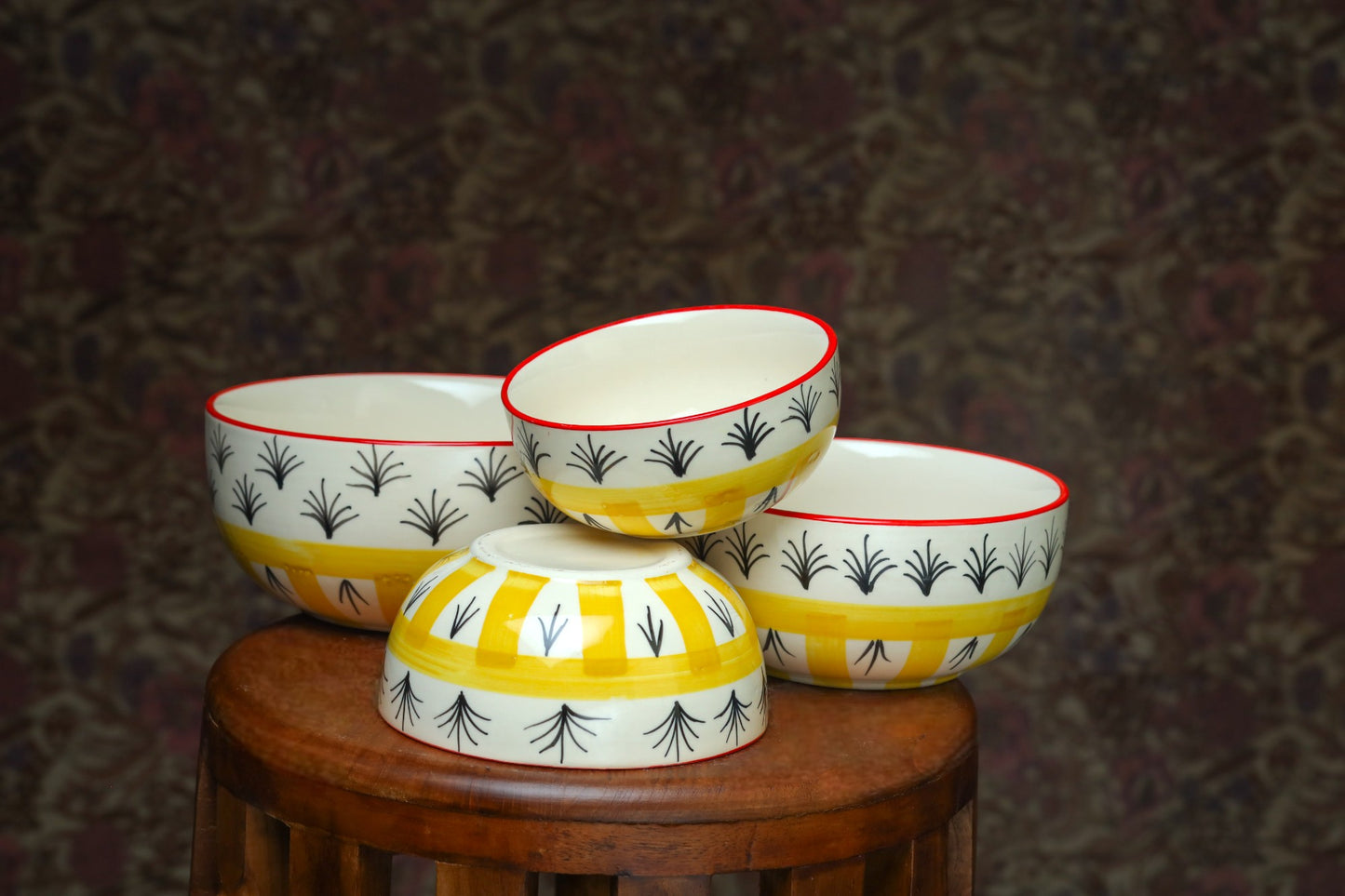 Classic yellow and black bowls - Set of 4