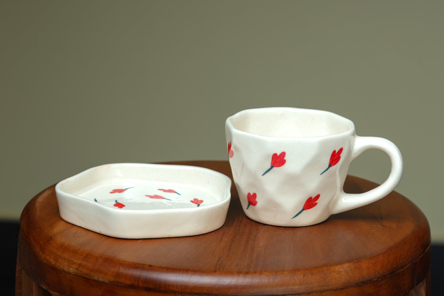 Pentagon shaped coaster with floral cups
